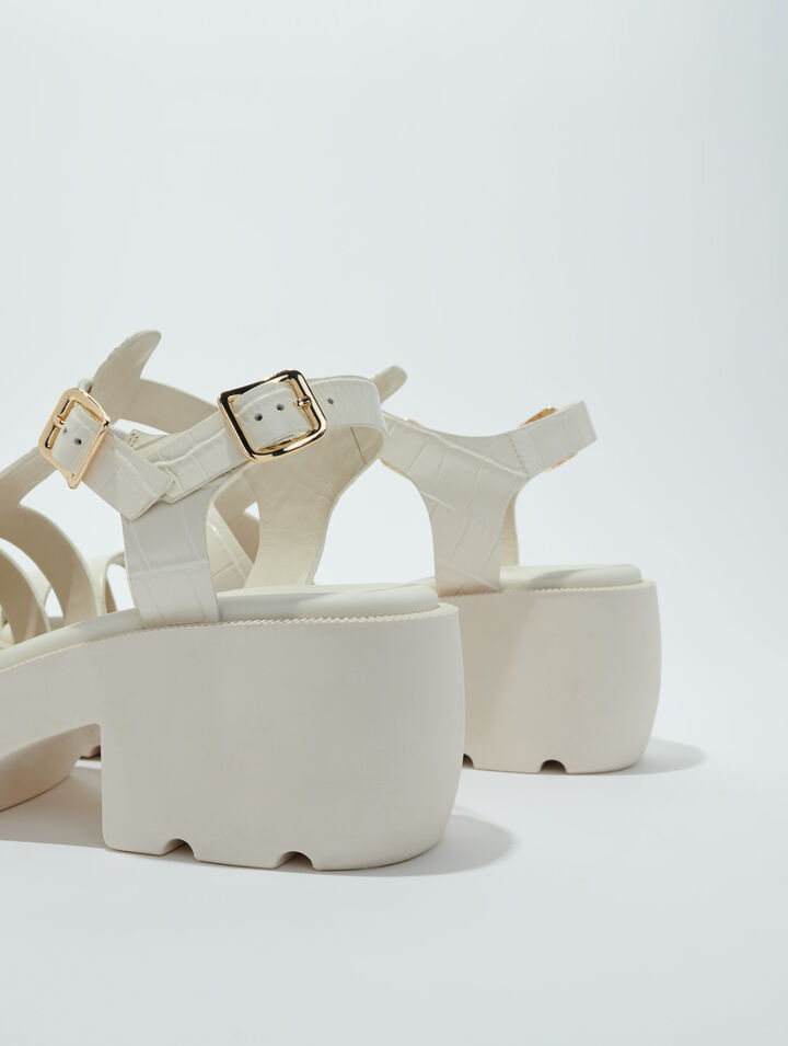 Leather sandals with tread