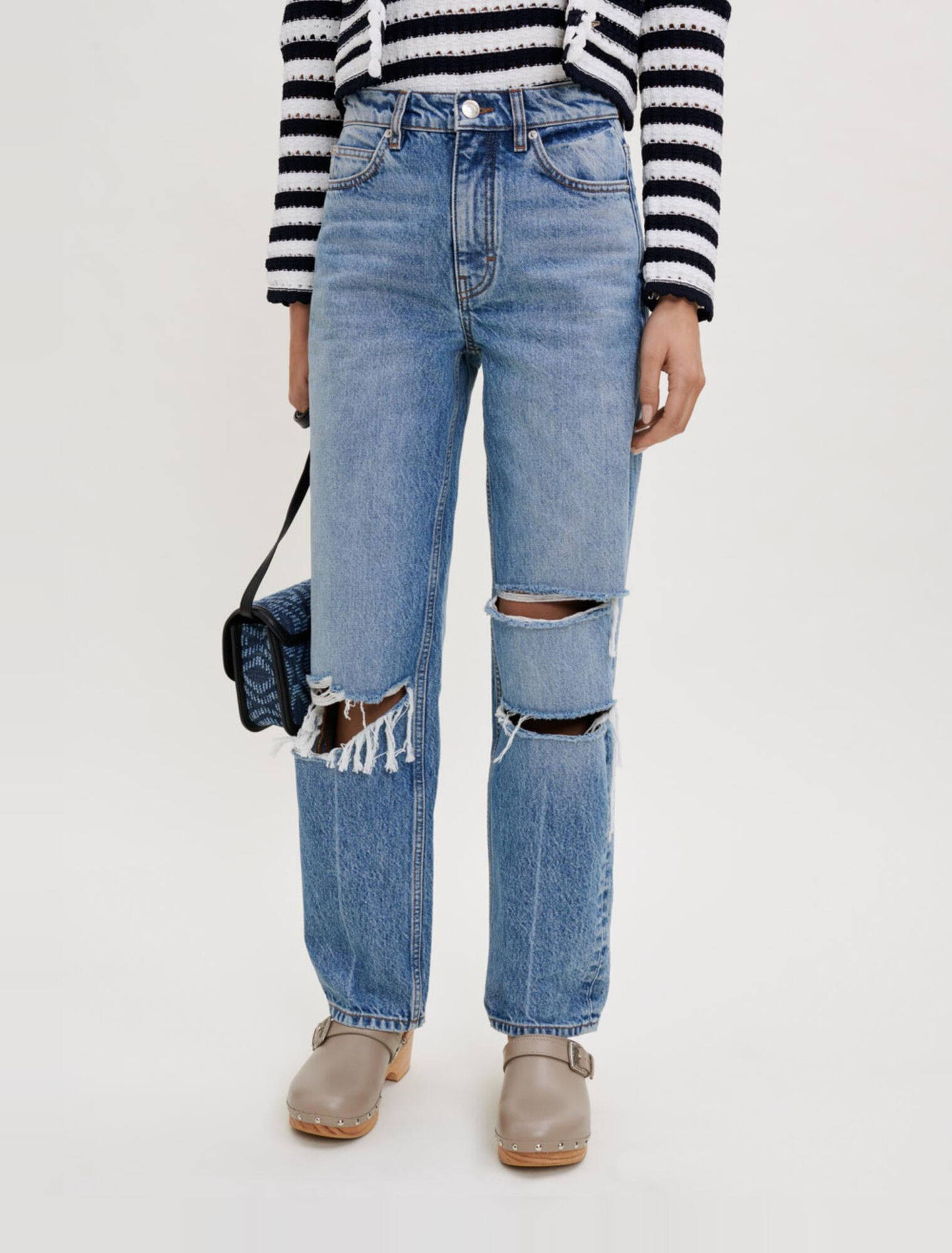 Loose-fitting ripped jeans