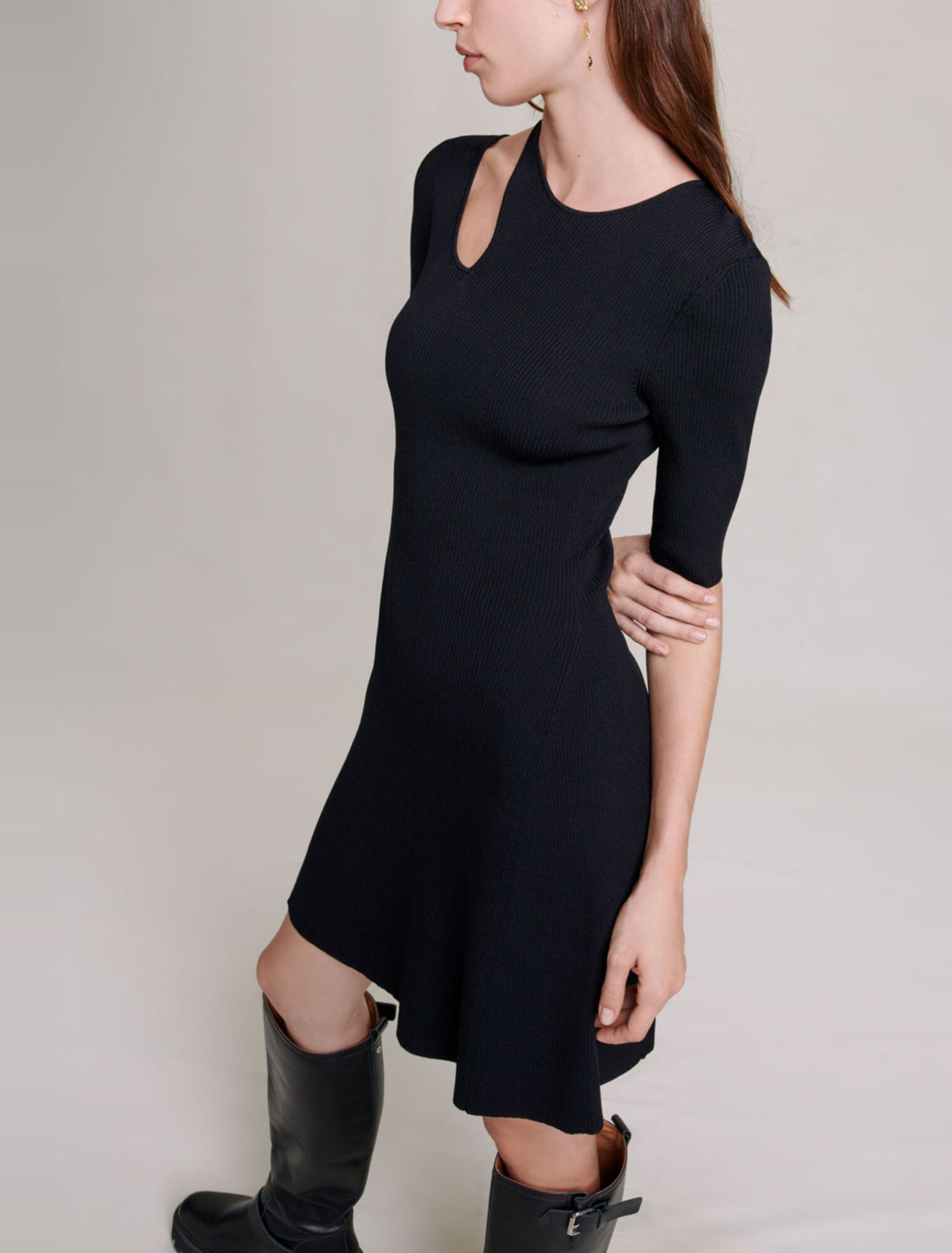 Knit dress with cut-out at the shoulder