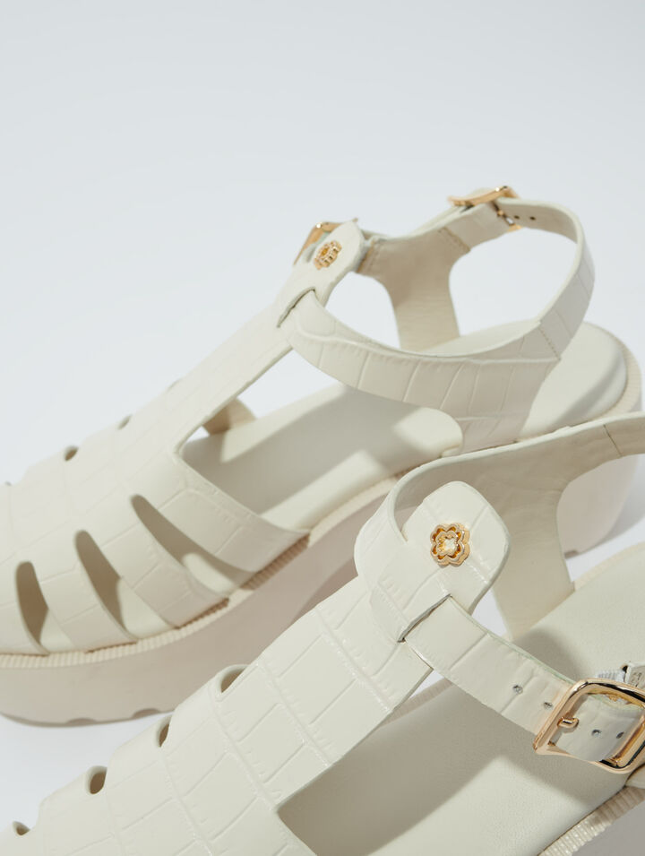 Leather sandals with tread