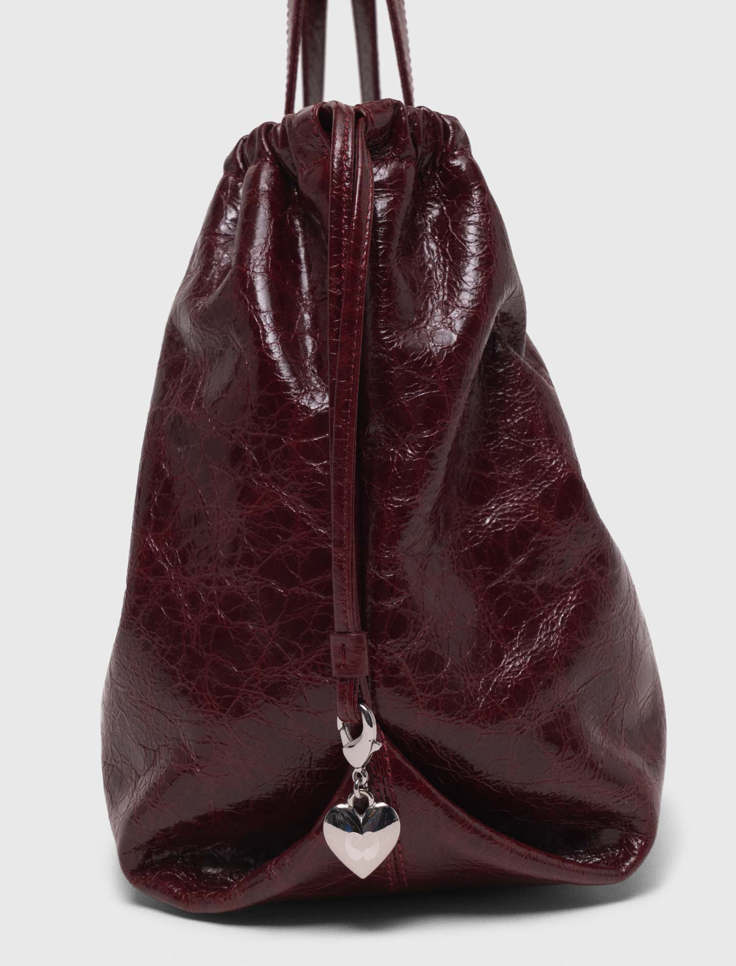 Crackled leather M tote bag worn on the shoulder